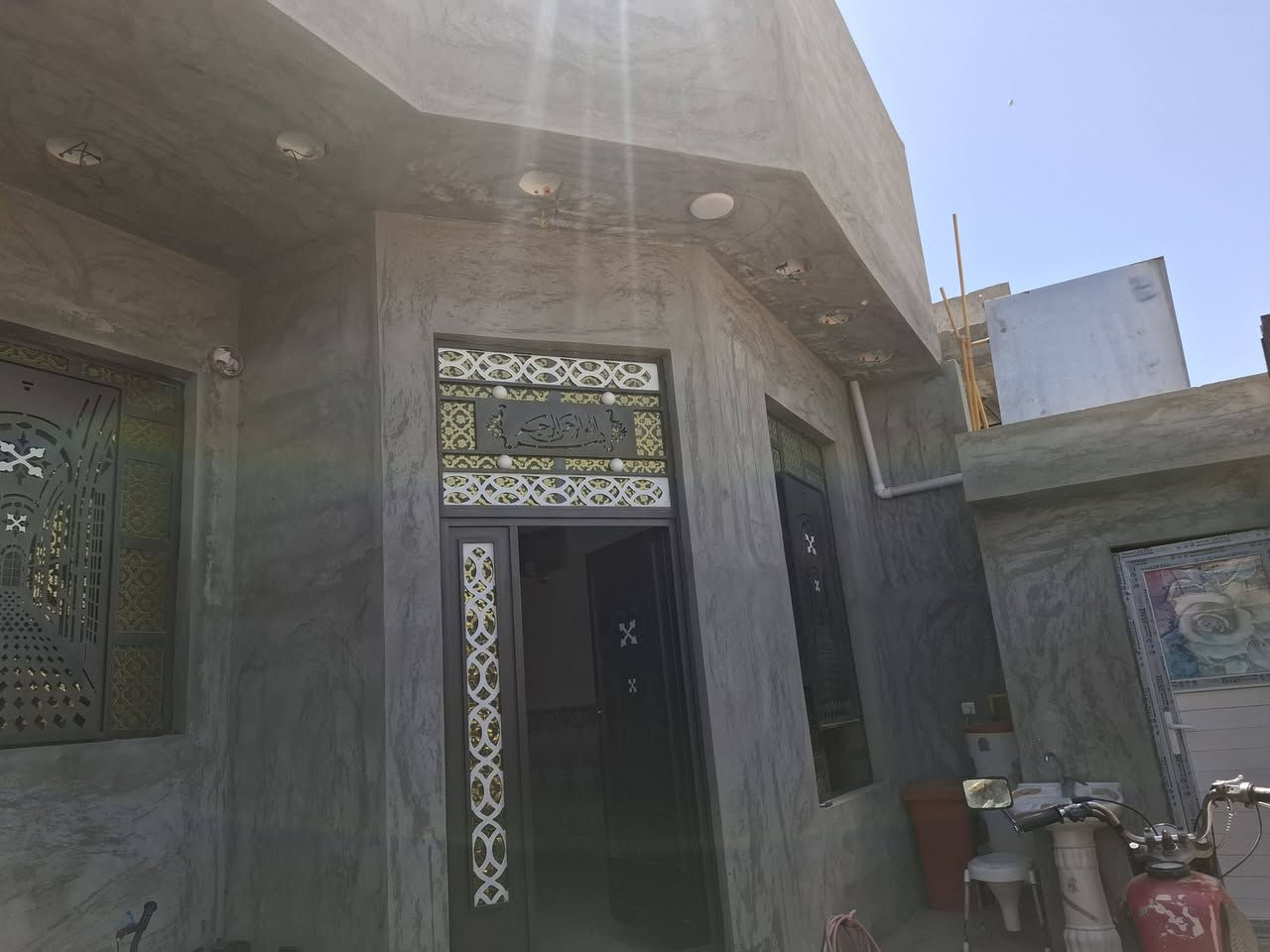 السلام عليكم دار للبيع ١٥٠مترطابوزراعي ازركيه سند ٢٥ استفسار اتصل ***********
