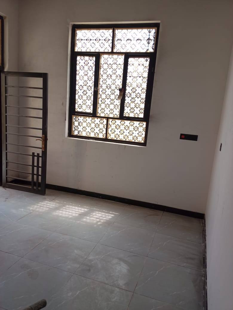 ١٠٠ متر مربع بناء طابوق غرفه وصاله وديوانيه ومطبخ صحيات داخليه وخارجيه ومنور الدجين شارع قصي ابو المولد ***********
