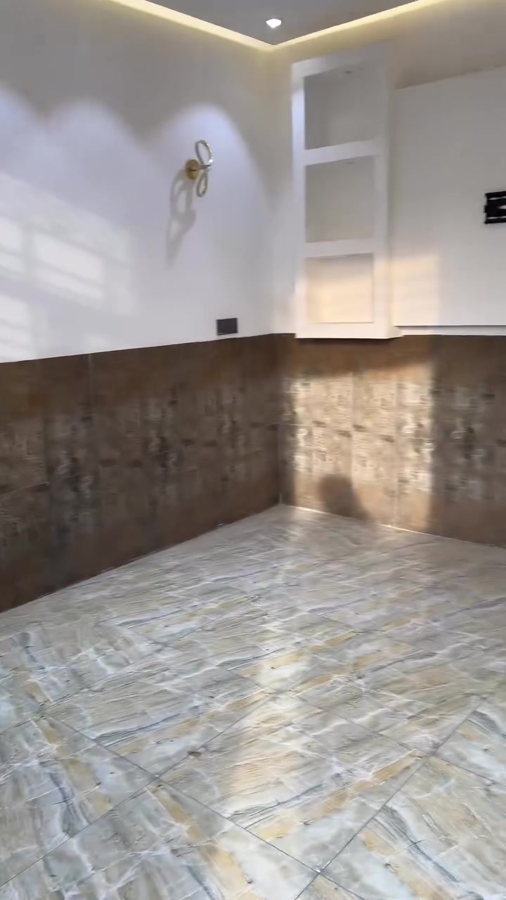 بيت للايجار في المربع الذهبي
بيت ركن مساحه ٥٠ ✅

يحتوي على مدخلين ⭕️
محتوياته 
⭕️صاله ومطبخ وخدمات
⭕️غرفتين نوم وبالكونه
⭕️سطح عدد٢
⭕️تانكي مي ابو ال١٠٠٠ عدد اثنين مع بوستر
⭕️ماطور ماء
⭕️منظومة غاز حديثه
للاستفسار الاتصال او مراسلة واتس
✅✅☎️***********☎️✅✅

