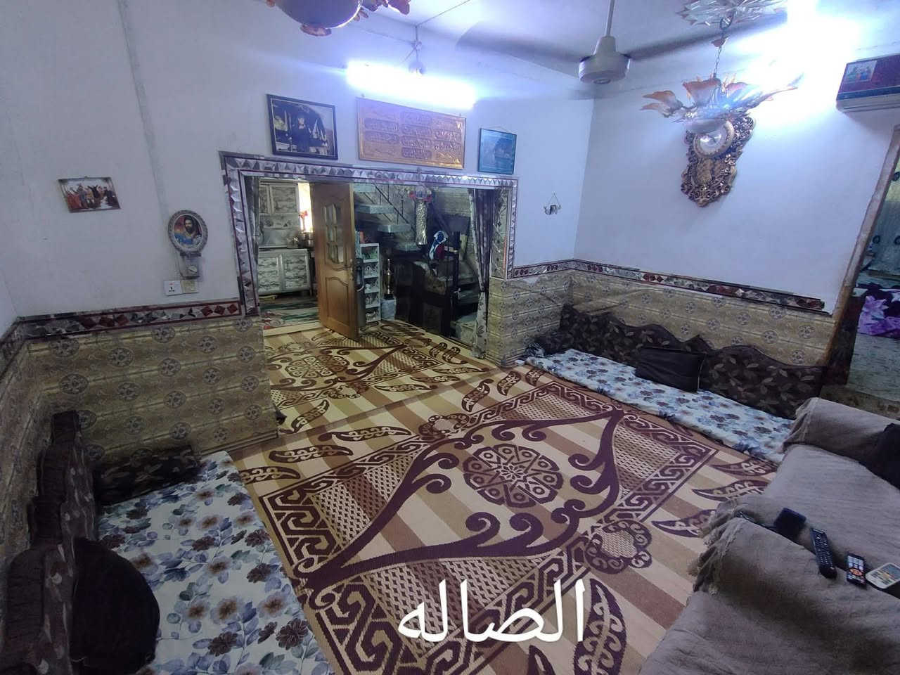 للبيع
بيت للبيع  في كربلاء المقدسه حي الهادي (الجاير) المساحه 100م مربع طابقين يحتوي على ثلاث غرف وصاله ومطبخ واستقبال وصحيات عدد 2  يبعد عن الامام الحسين ع واحد كيلو متر للاستفسار ***********
