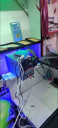 محل موبايلات  للبيع 1-يحتوي على عده صيانه متكامله 2-ميز صيانه عدد 2 3-...