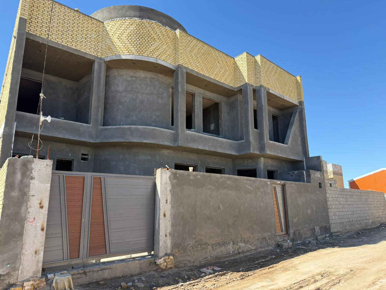 بيت درجى اولى حي الصحفيين قرب سجن الاصلاحي احلى بيت بالمنطقه
صاحبه خاسر عليه هواي كلش ومرتبة عوزه بس سيراميك وصبغ 
زراعي بيه وصل تطويب بيه خمس غرف
المساحه الكليه 225
الطابق الاول 
ديوانيه + صحيات خارجيه
غرفتين + موزع + صاله + مطبخ حار وبارد
وصحيات حمام وتواليت غربي وشرقي
 
الطابق الثاني

3 غرف + مطبخ + صاله كبيره + حمام تواليت غربي وشرقي

ماي مجاري لباخ جص + سمنت بوريات كهرباء  جميع مواد درجه الاولى

مسجل في البلديه بيه وصل
الشراي ***********
