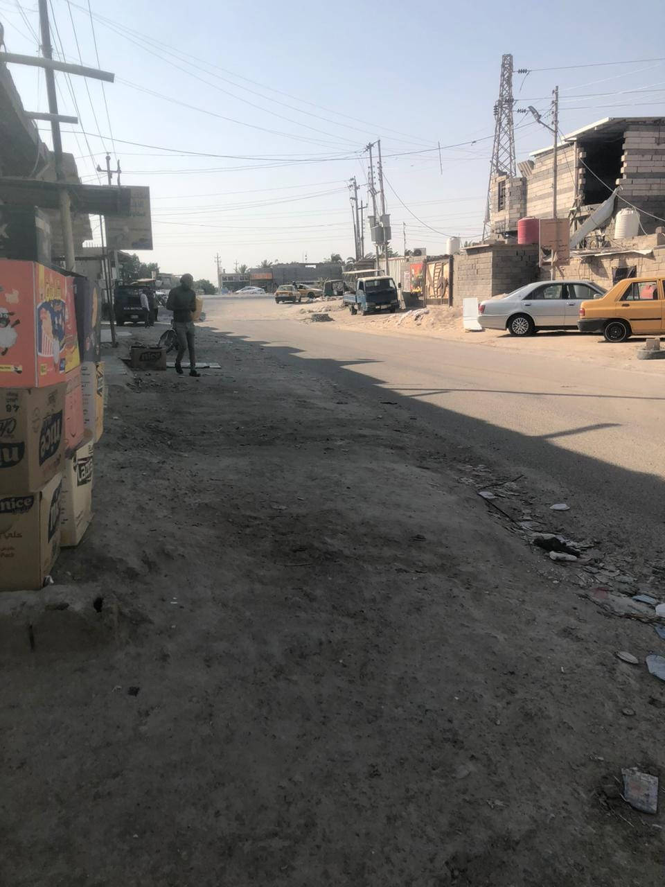 دار مساحته 200 م غرفتين  وديوانيه ومطبخ حار بارد وصحيات داخليه وخارجيه و كراج يبعد عن شارع الرئيسي الاربع سايدات 80 متر وعن شارع الكباسي الوسطى  40 متر  بسعر 150 مليون وبي مجال عنوان بدايه شارع الكباسي للاستفسار الاتصال على الرقم *********** او على واتساب
