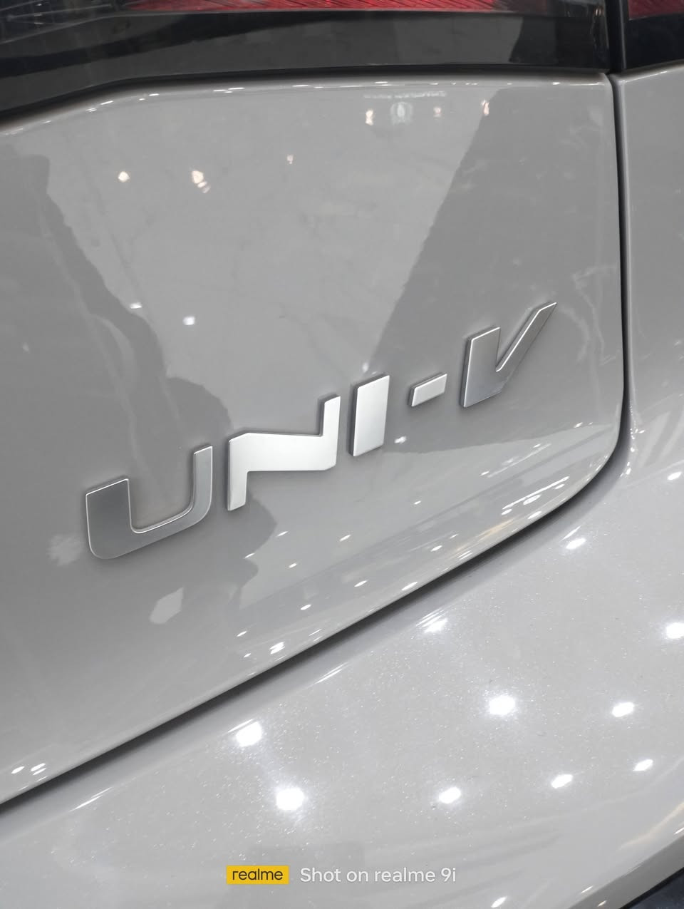 UNI.V يونڤي 
سنة الطراز 2026... سعر الكاش داخل عروض راس السنة ولفترة محدودة اما الاقساط تتوفر بدون كفيل  
الاداء 
محرك 2000 توربو يقبل البنزين العادي+قوة الحصان 233+العزم 390+ناقل حركة 8 سرعات +وضعيات القيادة رياضي عادي اقتصادي ذكي +حجم خزان الوقود 51L+حجم الويل 18R+نضام دفع العجلات 2w
المواصفات 
كامرة محيطية 360 درجه +كامرة امامية تحديد مسار +رادار امامي توقف ذاتي +حساسات امامية وخلفية +بانوراما بدون فتحة +شاحن لاسلكي+اضائة داخلية 64 لون +مرايا الابواب مع مؤشر +جناح خلفي كهربائي+شاشة 10.25 انج +دبل اكزوز حقيقي صوت رياضي مع تفعيل القيادة الرياضية 
شركة شانجان الفرع الرئيسي مجاور محطة وقود شواطئ دجله 
للاستفسار:*********** مستشار مبيعات شركة شانجان حذيفة الشمري
