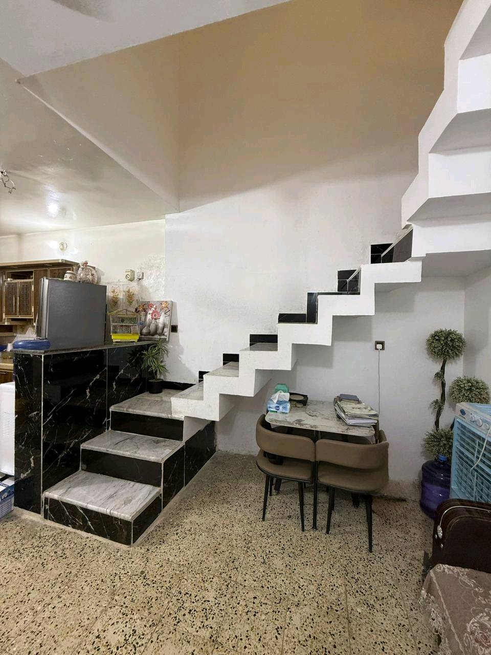 دار للبيع مسلح بيه مدخلين وطابقين طابو صرف ١٢٠متر يحتوي على كراج كبير وغرفتين نوم وسطحين كبار منطقة الشعب الصحة فرع علوة السمك زمزم