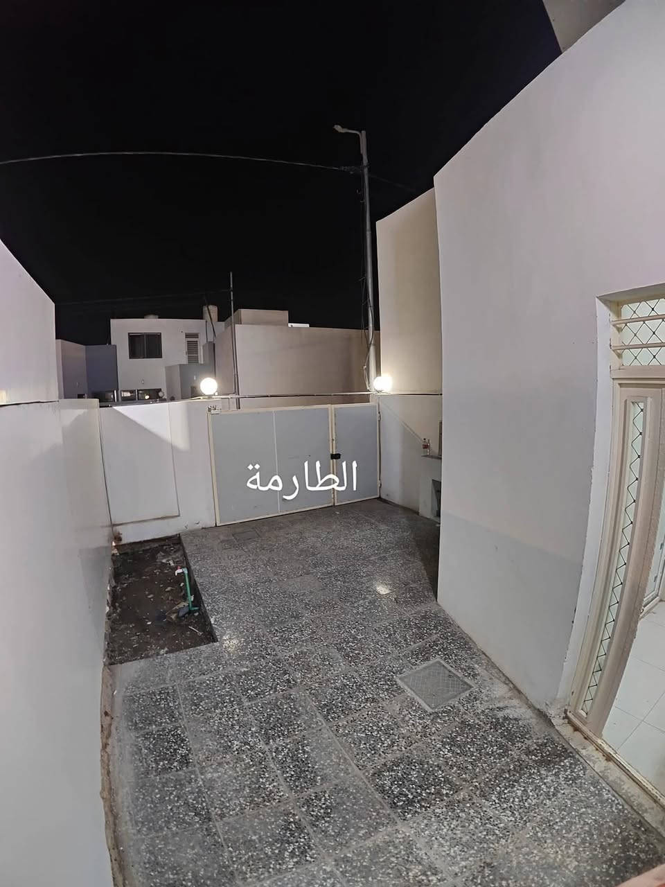 بيت 100 متر للإجار مجمع المختار في الكوفة بداية  شارع المعمل يبعد 5دقايق عن مسجد الكوفة ,
بيت بناء جديد و نظيف جدا يتكون من طابقين 
الاول:- صحيات ثنين داخلية و خارجية واستقبال ومطبخ و غرفة 4×5 
الطابق الثاني:- مساحة صغيرة و سطح 
المجمع بيه حراسة وكامرات  مراقبة وكامل من ناحية الخدمات  والناس البيه  طيبة ومثقفة 
قريب على  المجمع مدارس اعدادية ومتوسطة بنات 
بوقت الصيف خط المولد ذهبي 
ايجارة 325 قفل  
و 20 الف دينار شهريا للحراسة والنفايات
للاستفسار اتصال بالرقم ***********
