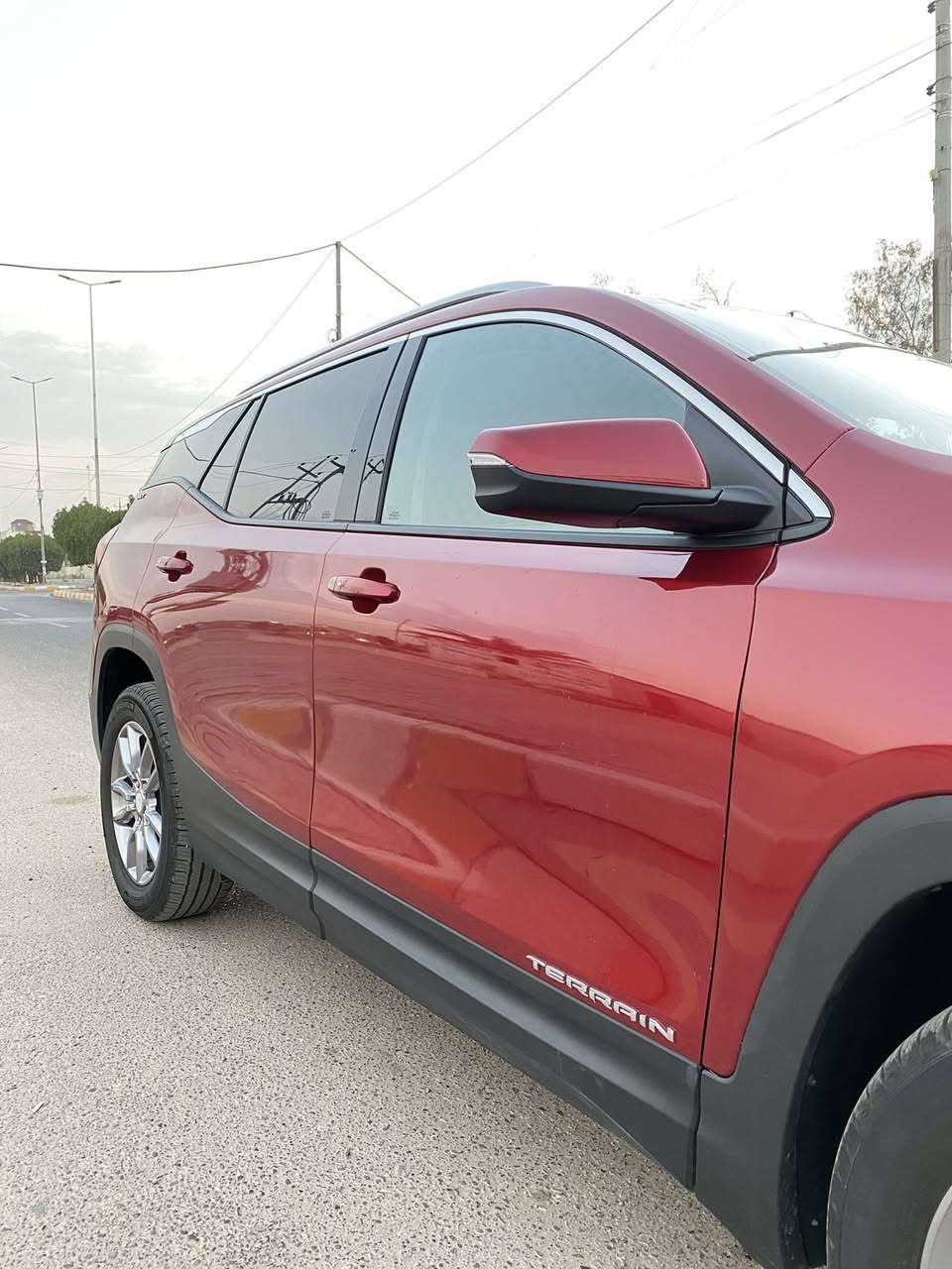GMC تيران موديل (2022 )اللون احمر
**ملاحظه**  (( السيارة مرقمة ميسان )) بأسمي
المحرك (4 سلندر ) (1500) تيربو T
الضرر :- السياره تبديل بنيد + جاملغ 
السياره ماشية :- 29 الف كيلومتر / الفئه :- SLT
(مواصفاتها) 
- توويل /فورويل (AWD) 
- شاشة اعطال داتاشو + شاشة دشبول حجم كبير 
- بصمه 4 ابواب + بصمه تشغيل عن بعد(REMOTE START) 
- هاند بريك بصمه + اوتو ستوب( AUTO STOP)+ اوتو ستارت(AUTO START ) 
- سستم صوت (BOSE) 
- كامره خلفيه دواره 360 
- رادار امامي ( تحديد مسار) 
- رادار خلفي ( التحذير من الاصطدام) 
- حساسات امامية + حساسات خلفيه 
- اكثر من نظام قياده 
- كشنات جلد + كشنات اماميه تحكم كهربائي 
- كشنات هيتر +استيرن هيتر + فول تحكم استيرن 
- كشنات خزن + ميموري 
- نظام مانع الانزلاق + نظام مانع الانحدار 
- تبريد قطعتين + ويل كروم 18 
- لايتات زنون LED + بكلايتات LED 
- جنطه بصمه كهربائية 
السيارة نظيفة وجاهزه  
العنوان :- ميسان - العمارة / السعر:- 160$ ورقه
للتواصل ع الرقم *********** ومتوفر ايضاً واتساب
