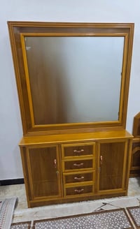 بسم الله الرحمن الرحيم ميز تواليت وسرير شغل جديد السعر 550 الف اثنينهن...