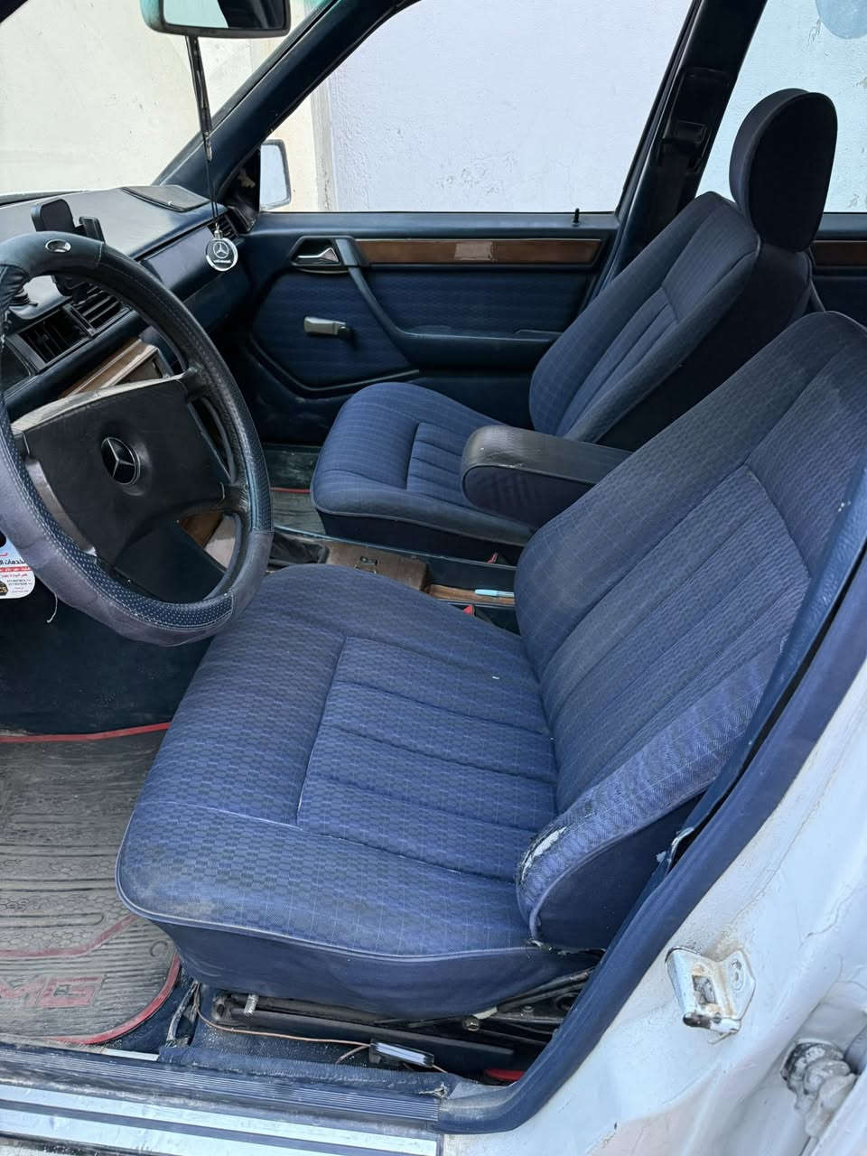 السلام عليكم 
مرسيدس للبيع 4 سلندر 
موديل 86 صبغ جماليه 
البكان حي الطيران السعر 38 وبيها مجال رقم الهاتف 
***********
***********
