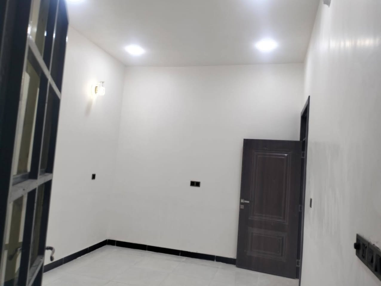 على بركة الله 
بيت للبيع ١٠٠متر بمجتمع المصطفى بنهايت شارع القوس مال دور النسيج 
البيت طابقين بناء جديد اساس كونكريت البناء طابوك السقف الكونكريت بي غرفه وصاله ومطبخ واستقبل وصحيات داخليه وخارجيه وطارمه ومنور كبير مسوي حار الطابق الثاني بي غرفه وصاله 
علما المجمع بي كامل الخدمات كهرباء ماء وتبليط واناره ليليه قريبه للمدارس من الروضة للاعداديه وجامع ومستوصف للإستفسار   ***********
*********** اتصال أو واتساب @إشارة
