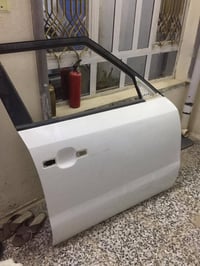 للبيع باب عكس السايق ابيض وباب السايق اخضر وباب خلف السايق جوزي مرشوشا...