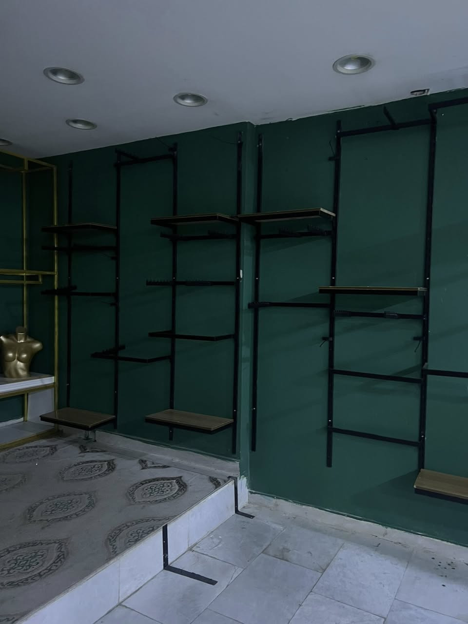 رفوف و مليكانات محل كامل للبيع
رفوف اكثر من 12 م
رفوف حديد ديكور 
طاوله ثلاثي
مليكانات عدد 5 
كلشي للبيع حط سعر يلي يعجبك
تواصل ***********
