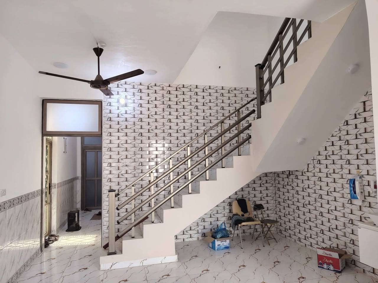 بيت البيع مساحة ميه متر طابقين غرفتين نوم وصاله وهول ومطبخ وصحيات داخلية سند ٢٥ طابو زراعي شارع تبليط البيت ركن على شارعين مقابيل دواجن حي الرحمن ***********
