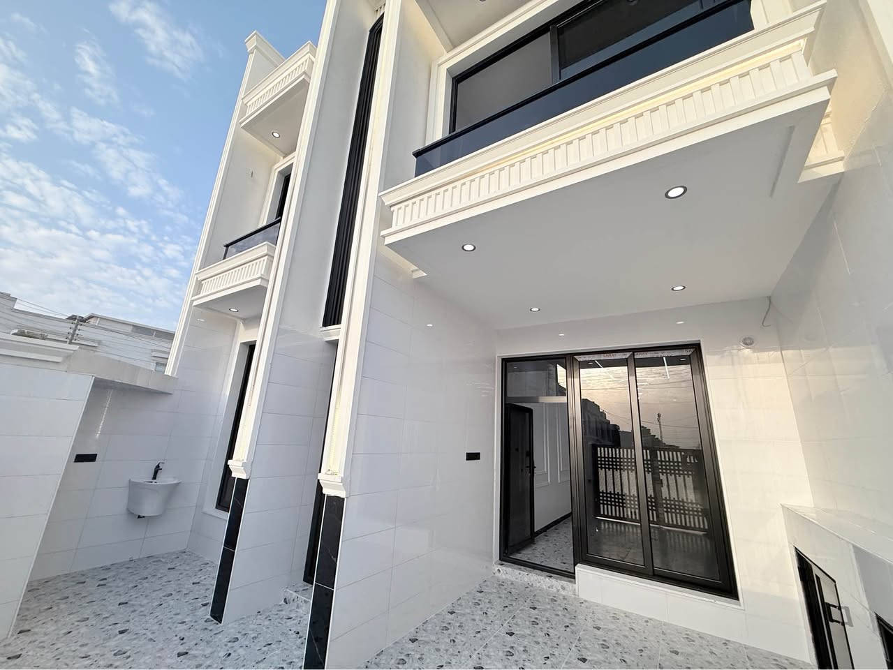 #شوێن || هەولێر || حي فرمانبران  ||

💥🎯#نرخی گونجاوە ||  #سعر رخیص 

🏦#خانوو 171م  + 171 م مربع   #بيش_شه_قامى_20_ى_تاپۆ  كۆڵانی  ڕووی رؤژ هلات و قبله   

ئەوەی بیكڕی لۆ كرێش 750 هەزار دەكات || فول   || بۆفرۆشتن 

🌍#شوێن || هەولێر || فرمانبران _ نزیك شەقامی 120 ى ||

🧱#ڕووبەریان||  171 م مربع  + 171 متر  

🗄#پێک هاتوەلە||  5  ژوری نوستن مطبخ و مطبخ حمل و ژوري ميوان و مطبخ عمل 2 هۆل و   3 حمام بەیتونە   

💰#نـــرخ  ||     دفترو     وةرقة و  مجالی تێدایە     
📠#بۆ پەیوەندی کردن

📴فایبر واتساب *********** 
📴*********** واتسئاب
ــــــــــــــــــــــــــــــــــــــــــــــــــــــــــــــــــــــ

🏦#بيت 171 + 171 م روكن #علي_شارع_20_للبيع حي خمسة حصاروك  طابو علی  متر اتجاە 

شروق  ای واحد اشتري هذا بیت ایجار مالها 700  الف دینار || فول  || للبیع
 
🌍#الموقع ||  اربیل || حي فرمانبران قریب  من   شارع 120  ||  

🧱#المساحة || 171 م  +  171 م مر بع
    
🗄#یتکون بیت ||  5 غرفة نوم مطبخ و مطبخ حار و استقبال ومطبخ عمل  و 3 حمام  بیتونە 

💰#الســعر ||    دفاترو    وةرقة و  بها مجال  

📠#للاستفسار اتصلوا ........

📴فایبر واتساب  ***********

📴*********** واتسئاب أربيل, العراق
