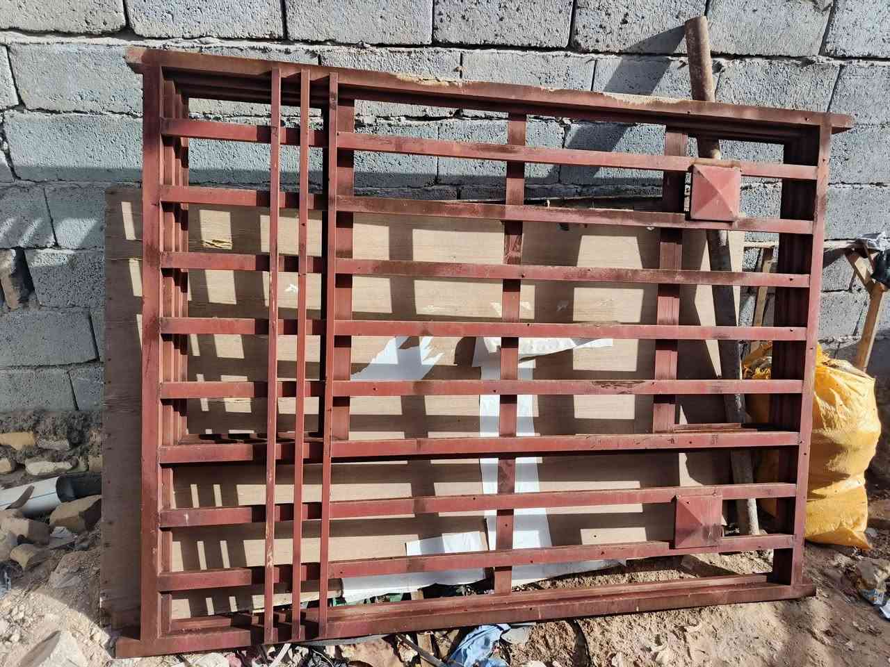 بيبان عدد 2 وشباك عدد واحد
البيبان واحد ونص ملم والشباج واحد ونص ملم 
قياس الشباك واحد ونص في، ثنين م
البيبان طول مترين و 40 سانتيم  جدد التواصل 
***********
