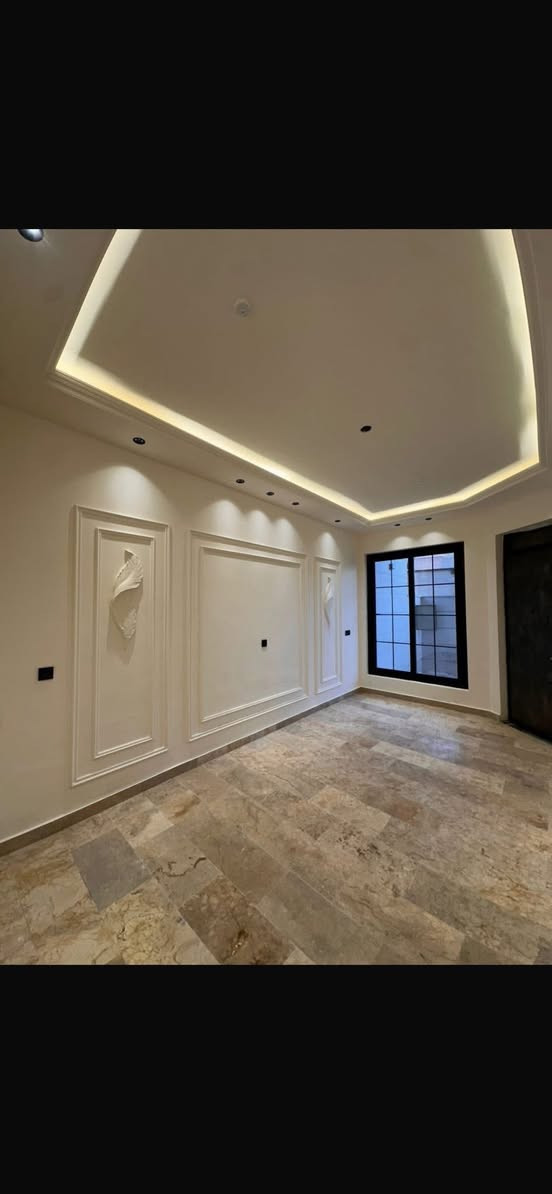 #للبيع دار في السيدية 🏠
خامس عقار  تجاري الضباط 📍

🚪 تفاصيل العقار:
• المساحة: 150 م²
• الواجهة: 6 م• النزال: 25 م

✨ التقسيم الداخلي:
🔹 الطابق الأول: مدخلين و صالة واسعة + مطبخ عملي  حار بارد + غرفة نوم +هول داخلي +حديقة داخلية وشلال + خدمات صحية عدد 2 + كراج سيارة 
🔹 الطابق الثاني: 3 غرفة نوم سويت + خدمات صحية رئيسة
🔹 الطابق الثالث: غرفة نوم سويت + لوندري متكامل ومطبخ

✅ موقع راقي وخدمات متوفرة ✔
✅ سعر مغري ومناسب ✔
للاستفسار ***********
