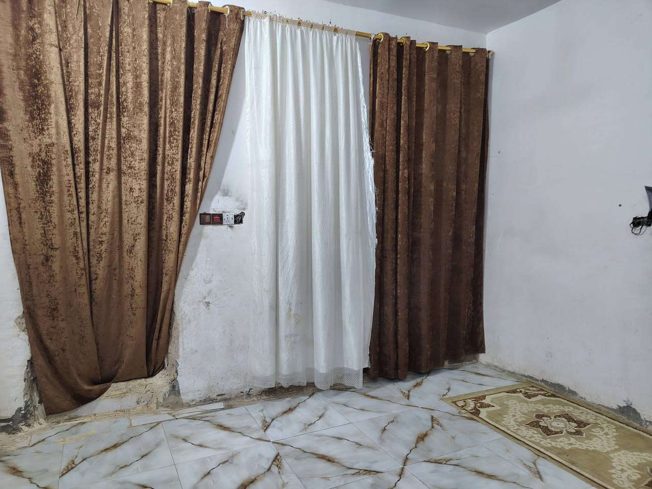 السلام عليكم عندي بيت راعيه امستجل كلش بلاش المساحه، 220 غرفتين وصاله ومطبخ ودوانيه وصحيات بلوك عكاده  السعر 33 بي مجال شارع اسواق ابو شكريه  السبل الثانيه. ***********
