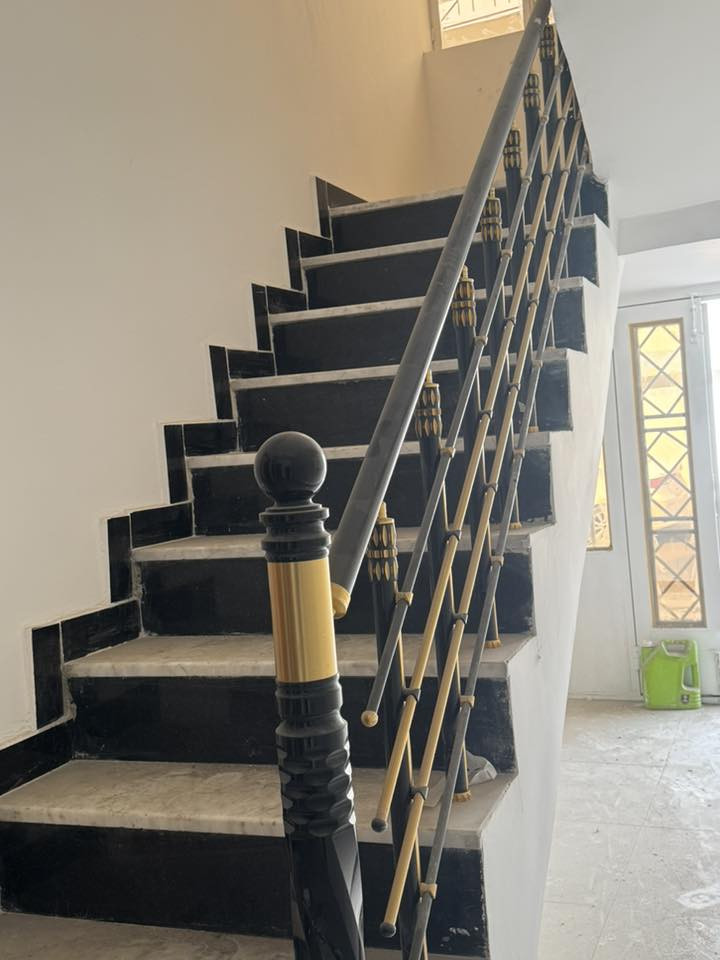 بناية للايجار ثلاث طوابق ركن على شارع تجاري بناء  مواصفات تصلح مجمع طبي أو معهد تدريس 
للاستفسار *********** قرب السوق الشعبي ومدرسة طرابلس
