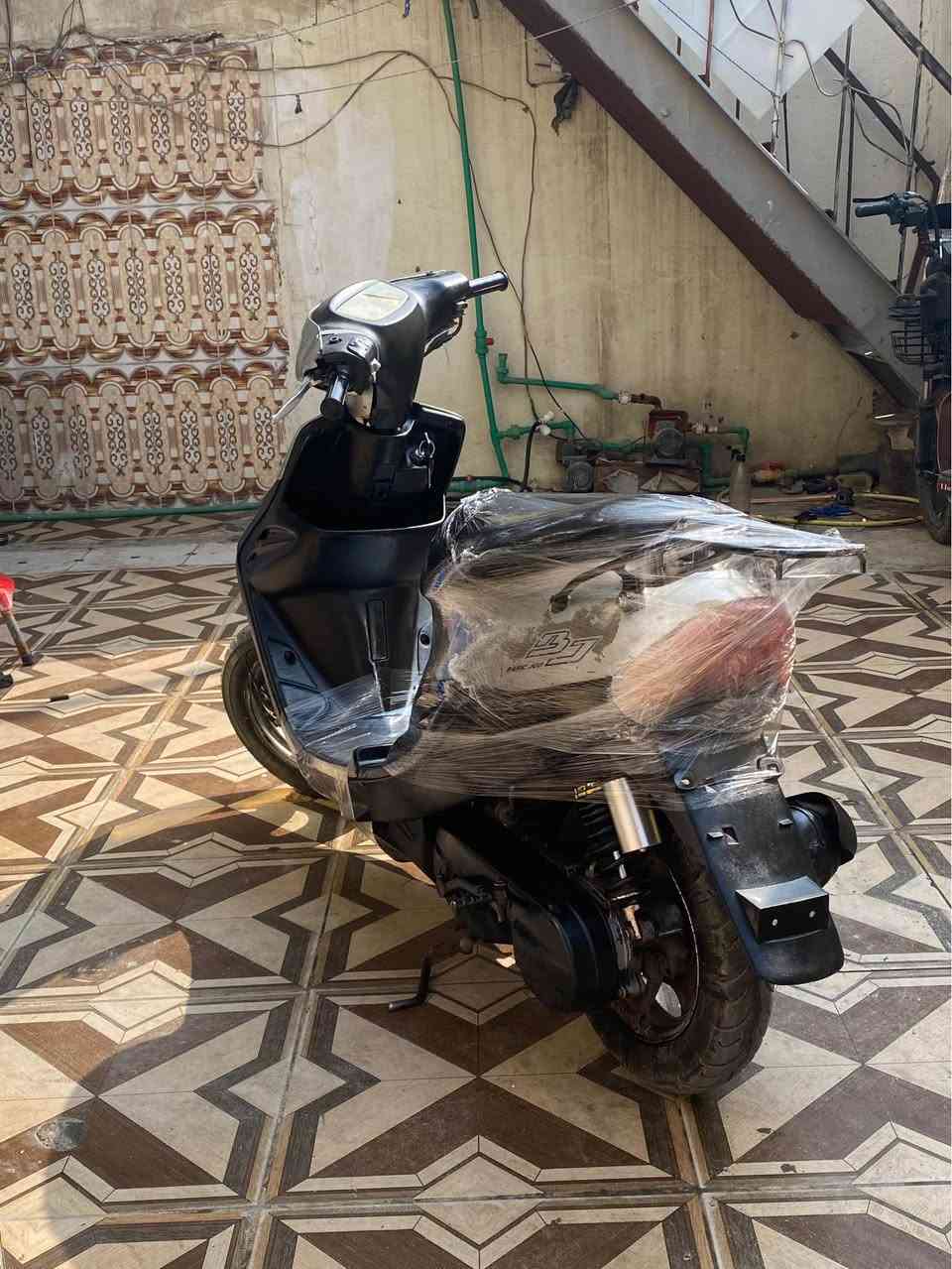 دراجة تسع زروف حلوة  ونضيفة مكينة ناعمه كلش  اشاير لايت هورن كلها شغالة تخم تاير جديد مكينه مامجفتها وانت تجي وتفحص نقصها فقط باتري  وكفر مختم مو تجاري سعر350 بي مجال مكاني بصره قبلة *********** البصرة, العراق
