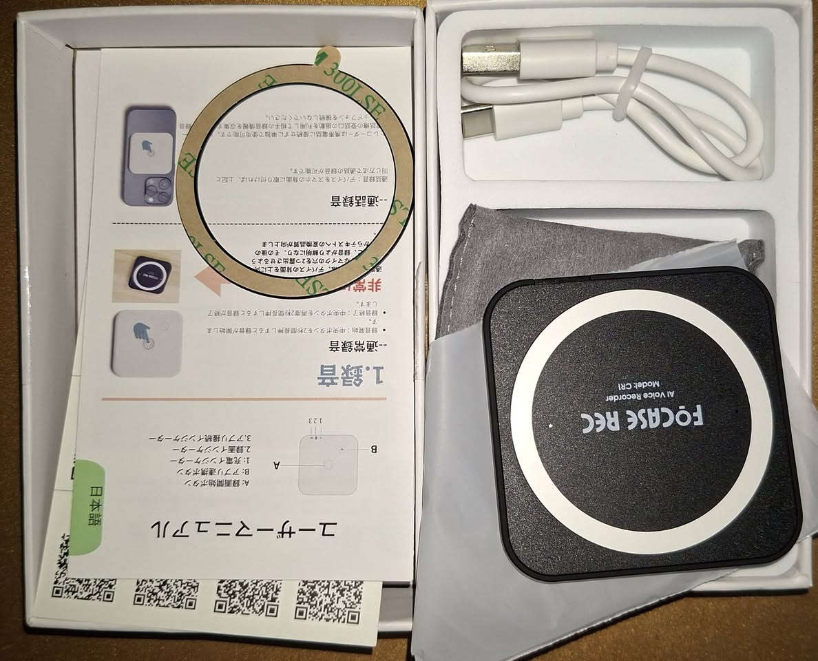 الصورة تُظهر صندوق منتج FoCase Rec، وهو مسجل صوت ذكي يعمل بالذكاء الاصطناعي (AI). 
فيما يلي بعض التفاصيل حول المنتج:
الميزات الذكية: يستخدم الجهاز تقنية الذكاء الاصطناعي لتحويل الكلام إلى نص (نسخ) وتلخيص التسجيلات باستخدام تقنية GPT-4o. 
تسجيل عالي الجودة: يتميز بوجود ميكروفونات مزدوجة لتقليل الضوضاء وضمان تسجيل صوتي واضح. 
سهولة الاستخدام: يمكن تشغيله بزر واحد وله تصميم مغناطيسي يتيح تثبيته بسهولة على الجزء الخلفي من الهاتف لتسجيل المكالمات أو الاجتماعات. 
التطبيق المصاحب: يتم إدارة التسجيلات والوصول إلى ميزات الذكاء الاصطناعي عبر تطبيق "FoCase Rec" المخصص للهواتف الذكية. 
التخزين والخصوصية: يحتوي على ذاكرة تخزين بسعة 64 جيجابايت، وتتم معالجة البيانات وتخزينها محليًا على الجهاز والهاتف لضمان الخصوصية، ولا يتم استخدام التخزين السحابي.

اذا عجبك شي حاول تتواصل معنا
توصيل جميع المحافظات
للطلب والاستفسار التواصل على الماسنجر 
او الواتس ***********
