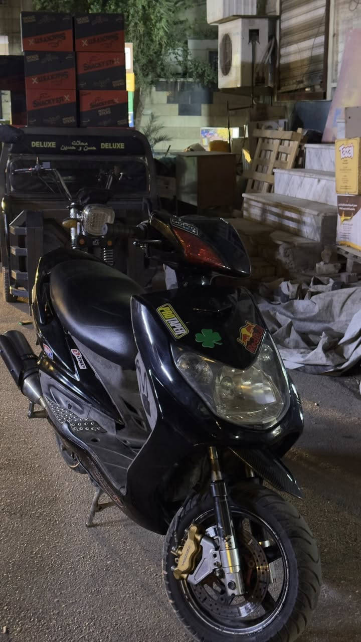 يالله السلام عليكم .. سكنس فحل للبيع مزود .. الدراجة مزودة خير من الله بيهة شلعة ومعدل تشك الكاع الدراجة بيهة مكينة رياضي بوشة ٥٩ وكور ابو الرتب كام شفت رياضي كرنك رياضي بيهة سلف رياضي اصلي توبو بيهة صدر dy اصلي فلنجة ncy اصلية وفج توكسو اصلي مال بطح بيهة قبق كلجات كوسو صالنصة رياضي ( مو الموجودة بالصورة )قبق فلاوين رياضي كرزي  قاعدة رقم توبو اصلي عضمة سكليتر كوسو كلجات رياضي اصلية جاية من الخارج بيهة الدراجة نكرة كل وقت و واضحة بالفيديو المكينة ناعمة بالنسبة لدراجة رياضي تجي تجربهة اذا ماتطير بيك لاتشتريهة الدراجة نقصهة فقط بجم غير نقص مابيهة والدراجة على ايد وحدة ومداريهة بانزين محسن ودهن كل اسبوع يتبدل اي استفسار خاص او على الرقم *********** مكاني بغداد الاعظمية انشالله ماقصر وية احد .
