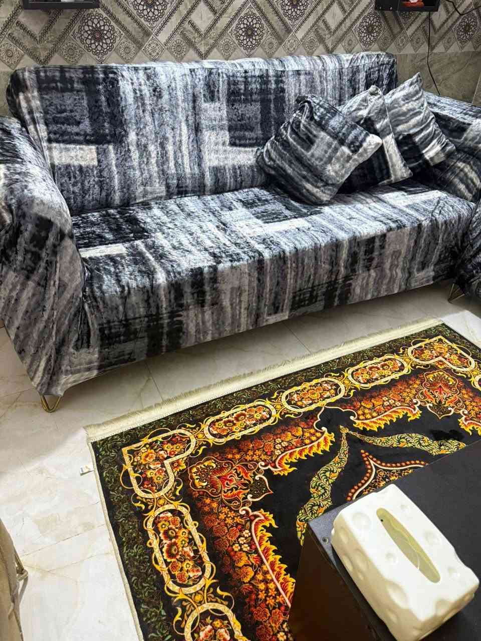 سلام عليكم تخم 10 مقاعد لونه ذهبي ويا وجهه تخم كامل ويا 8 كوشات
السعر 350الف
وبيه مجال للاستفسار الاتصال على الرقم ***********
