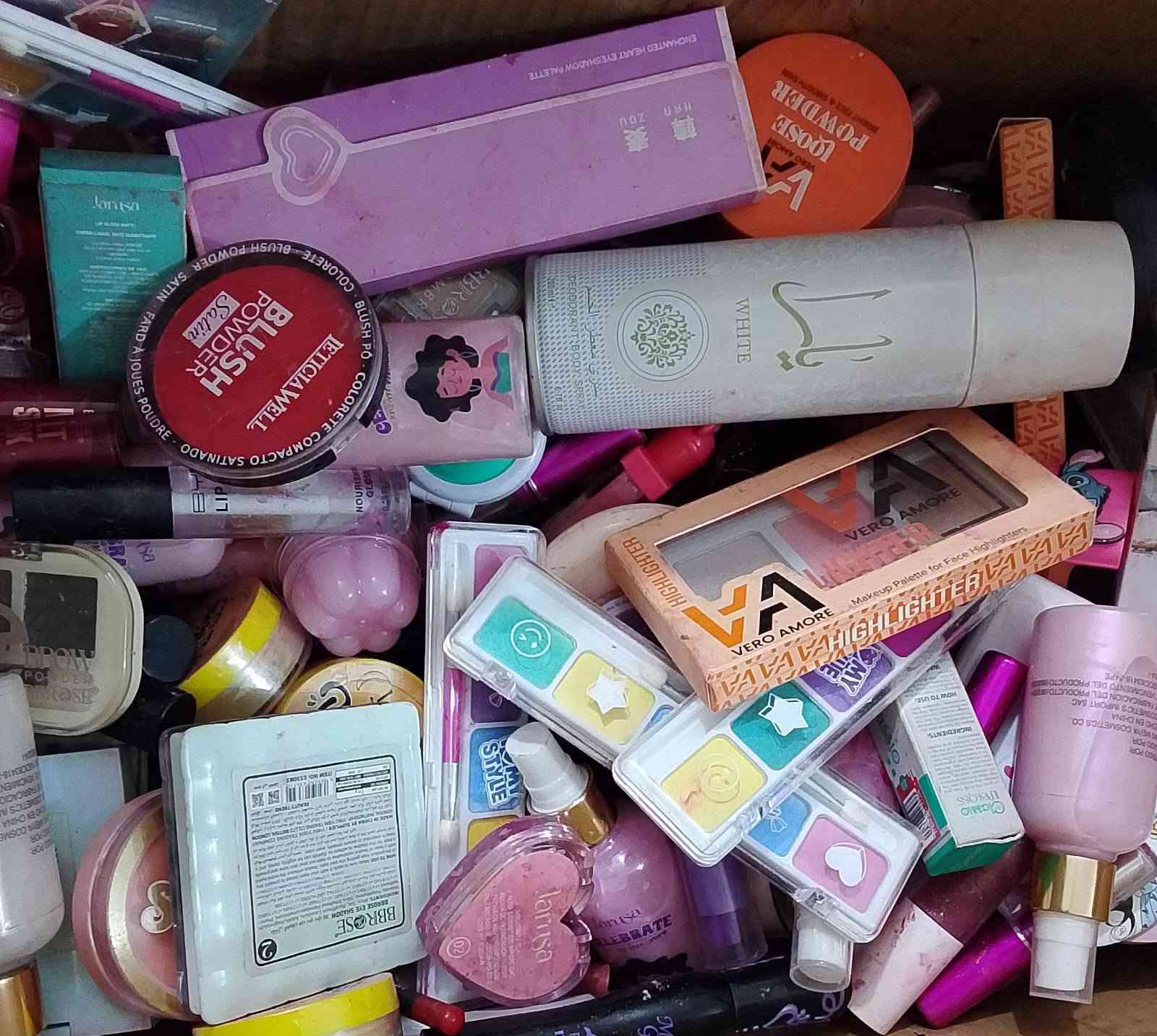 متوفر اكثر من 250 قطعه مكياج خشن وناعم مثل ما موضح بلصور جميعها جديد غير مستخدم ماركات متنوعه اكسباير بعيد وشرط لفحص سعر 145  توصيل لجميع المحافظات 5 فقط


**إذا كنت صاحب هذا الإعلان وتريد حذفه لأي سبب، رجاءا أرسل رسالة إلى الدعم الفني**
