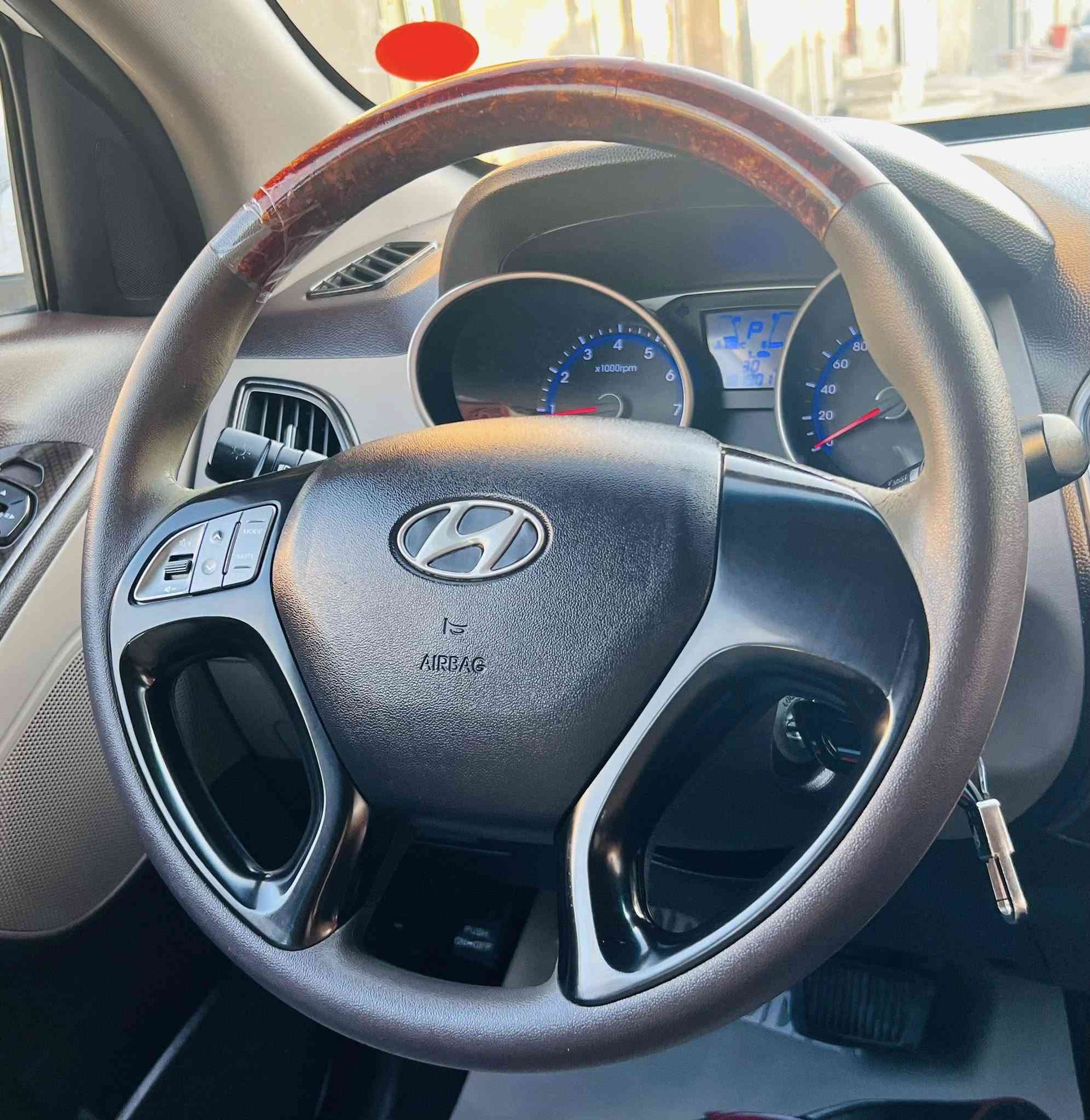 اللهم صل على محمد وال محمد 
السلام عليكم ورحمه الله وبركاته 
هونداي توسان 2015 خليجي رقم بصره تحويل مشروع وطني ماشيه 180 الف حقيقي محرك 2000 دووش مامفتوح شرط بالكارتون جاهزه السياره من كلشي مكينه وكير شرط الفحص حداديه 100/100 تبريد ثلج تدفئه تخم تاير جديد السياره جديده جدا من الداخل والخارج بيه تراي وقياده شرط زيروو السياره مكفوله من الضربه والتبديل والفتح بيه رش تجميل خفيف بربع باب السايق بدون اي ضرر والباقي مكفول مواصفات شاشه كبيره كامره دواره تبريد خلفي لاقط تحكم بالستيرن حساس خلفي لد امامي اشاره بالمرايه ويل كب كروم … مكان السياره الناصرية السعر 137 للاستفسار ***********
