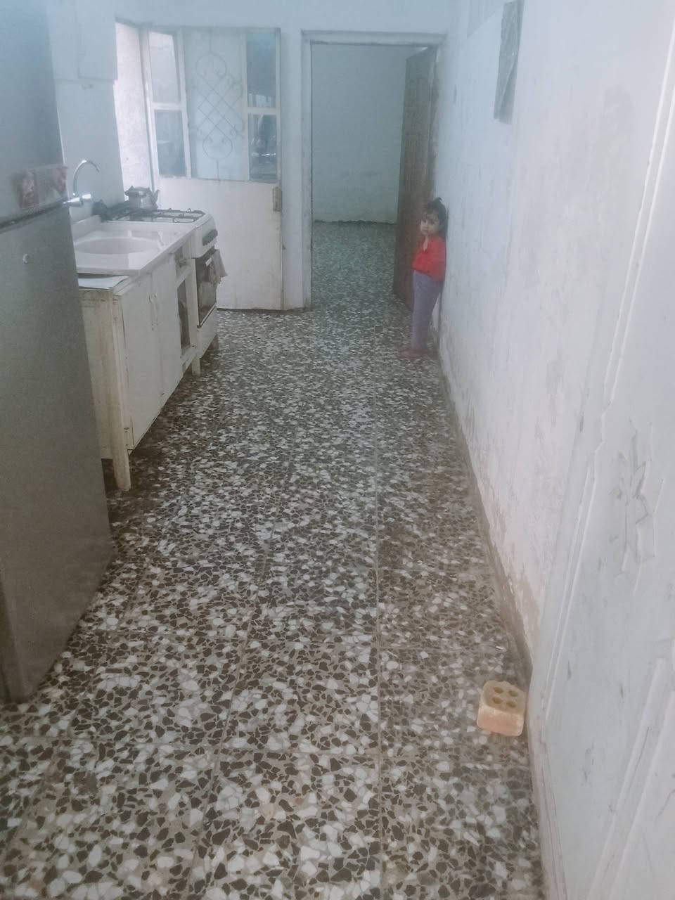 السلام عليكم عندي بيت 75 متر الحسينيه منطقة المخابرات يحتوي على استقبال وغرفه نوم ومطبخ وتواليت خارجيه وحمام داخلي وطرمه وسطح وترك للاستفار على الرقم                      ***********
