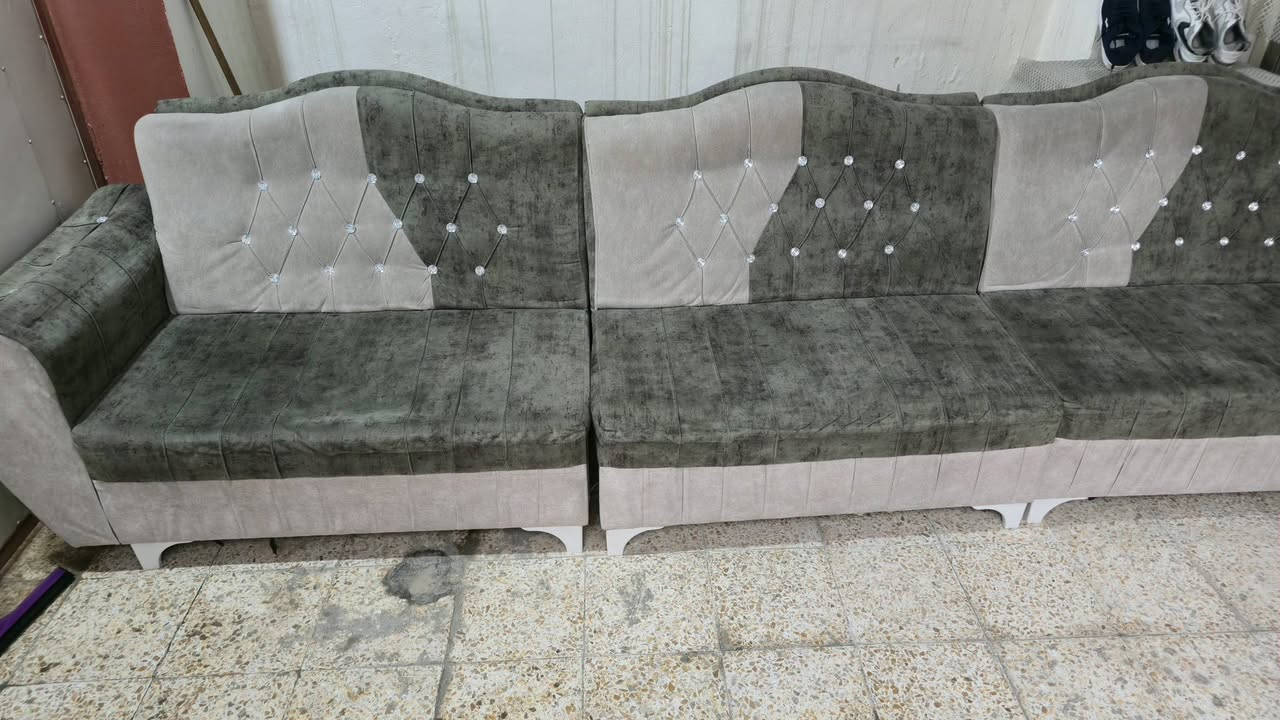 السلام عليكم
طخم للبيع صورو وفيديو مصورو 
بي قطعه وحده مكسور المقعد مالو 
قيمو بما يرضي الله 
للاستفسار 
***********
