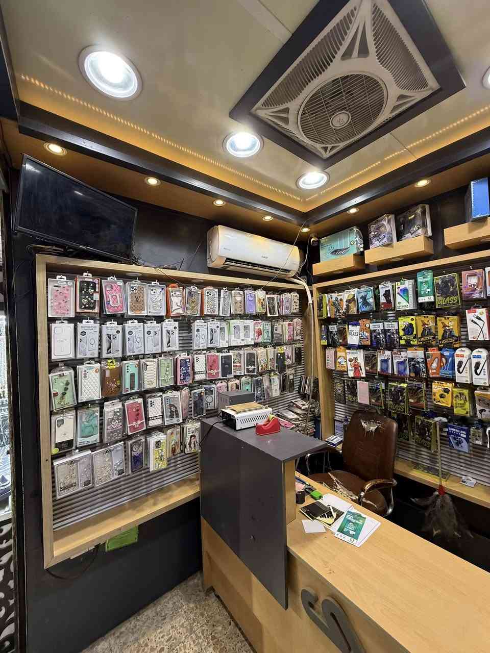 السلام عليكم محل تليفونات للبيع  موقع مميز جداً جداً دخل السوق القديم الفرع الاول المحل الرابع على اليسار  كامل ديكور حديث جداً مع سبلت جديد مع سستم كامرات وبلازمه كسسوارات كامله عده صيانه كامله المحل كامل مكمل ابيع فارغ او هوا ولغراض السعر 5 ملابين وبي مجال
*********** هاتف
