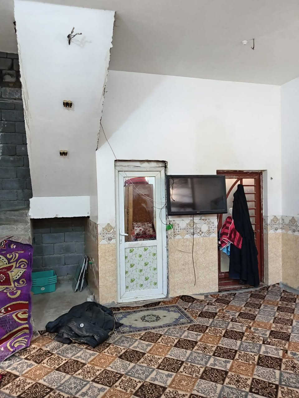 بيت في امن الداخلي الجمعيه الثانيه قريب شارع الضغط شارع عشرين واجهيت البيت عل مدارس المساحه م150متر طابقين طابق الاول كامل وطابق الثاني غير كامل الستفسار رقم خاص ينباع مبادره ونقدي رقم الهاتف ***********
