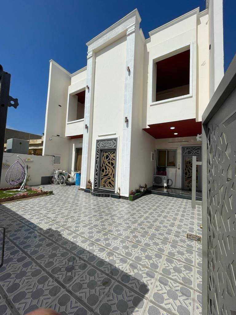 السلام عليكم بيت  للبيع  
مساحه 300
عنوان:قادسيه يقع بين شارع المستشفى وبين شارع 60
بيت بناء حديث 
للستفسار ***********
