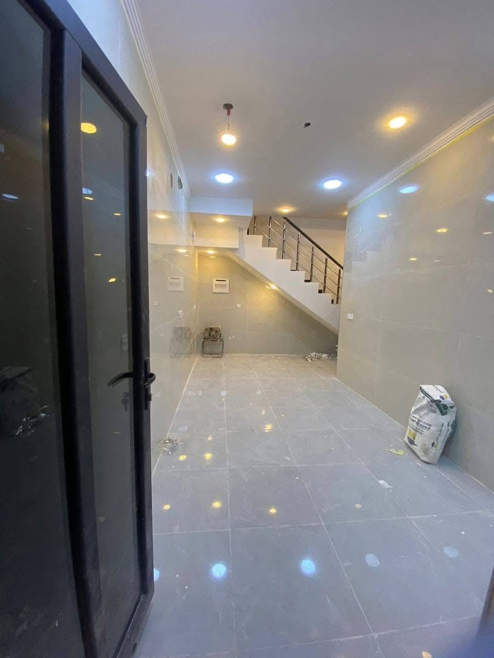 مشتملات  عدد ( 2 )50 متر للبيع 🏡🏡🏡
دارين 👍👍👍
 واجهه 6متر 
نزال 8متر 
بناء حديث درجه اولى 
يحتوي على صاله ومطبخ وحمام 
الطابق الثاني
غرفتين نوم.  حمام. عدد 2
طابق الثالث غرفه نوم وسطح 

العنوان :: ضباط الشهداء قرب جامع محمد رسول الله المجاور شارع المضخة التجاري  

للاستفسار الاتصال (***********)
