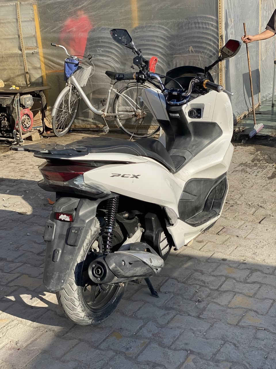 السلام عليكم pcx  جيل الثالث  ياباني  دراجه نضيفه ماشيه 50الف سعرها 16 ورقه ونص وبيها مجال قليل مكان الدراجه زعفرانيه للانتصال ***********
