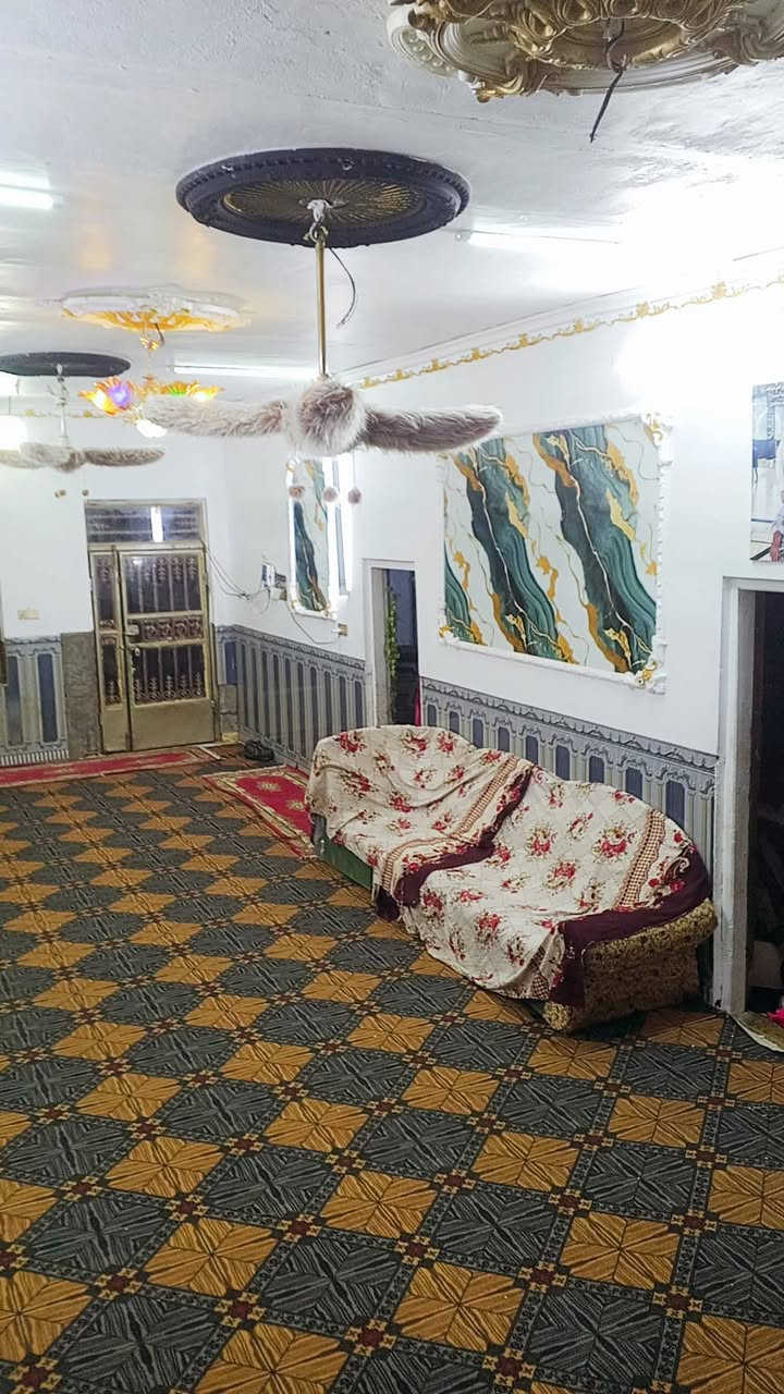 بيت للبيع نهايه شارع البريد زراعي. ٧٠٠ متر  بي اربع غرف مطبخ صاله ١٤ متر صحيات بي قطعه كدام  مساحته ٥٠٠ متر   البناء جديد تفاصيل خاص ‏‪***********‬‏
