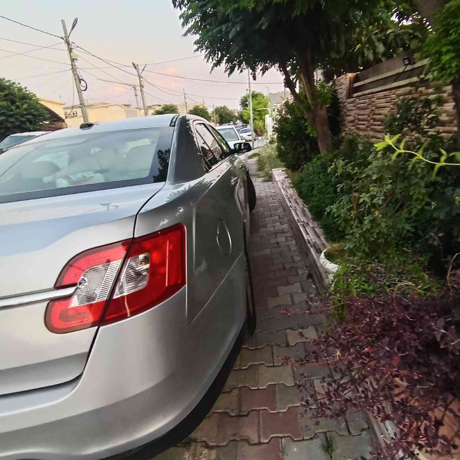 ‎سلام عليكم . للبيع فقط . بدون مراوس
‎السعر 88 ورقة
‎***********
‎فورد تورس 2010) (sel) 
‎
‎محرك 6 سلندر حجم 3500 كير ومكينة بشرط
‎رقم اربیل سنوية وهزة وبراد وبيئة كله جديد
‎سنوية بأسمي  تحويل او وكالة بشرط
‎مواصفات SEL
‎داخل بيجي ودشبول صا
‎تبريد قطعتين
‎كشن كهرباء
‎ليد بالدعامية
‎مرايات كهرباء وهيتر 
‎لايتات زنون عالي وناصي
‎كود ع الباب
‎تحكم ستيرن جهتين ومثبت سرعة
‎بلوتوث
‎سيارة جديدة وجاهزة بدون مصرف
‎السعر 88 ورقة وبيها مجال بسيط حك الجية
‎العنوان / اربیل 
‎*********** أربيل, العراق
