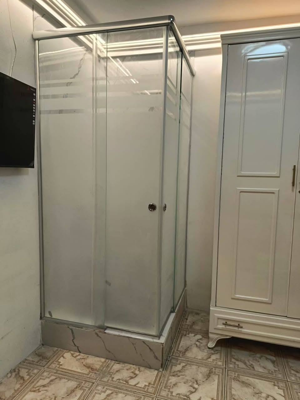 تقدم شركة شاور بلس
لقطوعات لحمام زجاجيه كافة انواع الشاورات بكافة الاحجام والوان والقياسات المطلوبه والرسوم والنقوش حسب الطلب 
ماركة تركيه مع ضمان سنتين بعد تركيب وبأسعار تنافسيه 
جانب من اعمالنا بسيطه في بغداد والمحافظات 
للتواصل .... ع رقم واتساب 
***********
