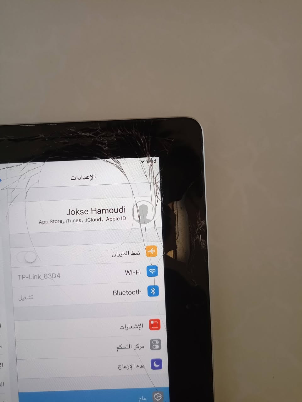 سلام عليكم عندي هاذا الايباد جاني هديه وستعملته شكم يوم وريد اراوسه باي جهاز ثاني بي بس هاذا كسر ليبل شاشه ومماثر عليها وشحنه يطول وحلو جهاز جيد للتواصل ***********
