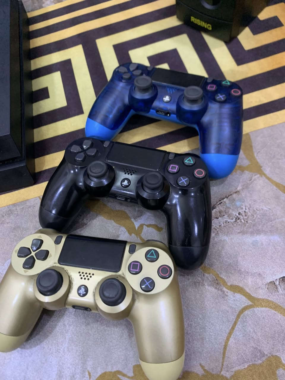 بلي فور فات مهكر للبيع

جوستك عدد 3 
2 اصليات ووحدة تجارية 
جهاز جديد مامستخدم هواي وياه UPS 
سعره 250 كامل مع الجوستكات والUPS
رقمي ***********
