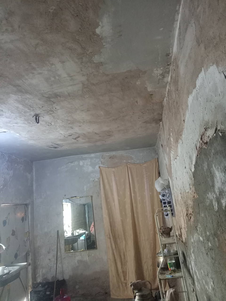 بيت ١٠٠ متر واجهة ٥ ونزال ٢٠ اربع مراحل حوش وهول وستقبال ومطبخ وغرفة نوم. يحتاج ترميم بسيط بي بس غرفة وحدة مرممة ومصبوغة. المكان العشتالاف يم جامع قائم ال محمد. منطقة مبلطة ونضيفة وقريب عالمدارس والسوك. للتواصل ***********
