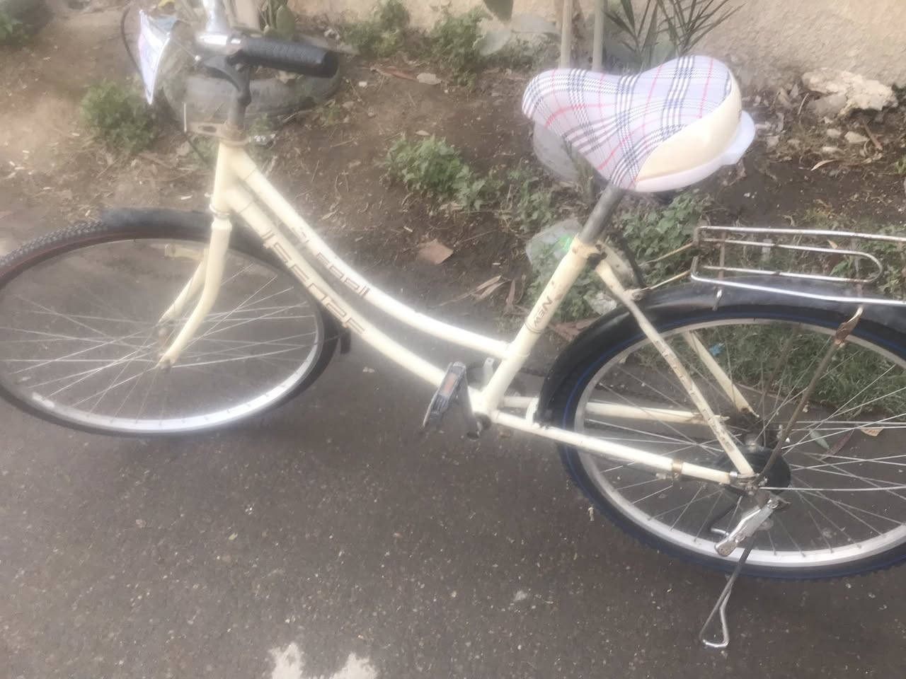 به ايسكل بناتي للبيع تايرات جدد جوب جديد سرج جديد نظيف وحلو للبيع ب٥٠ المكان شارع ٦٠ الدوره ***********
