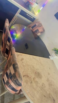 ميز طعام • ٦ كراسي • مكسور ومحروق