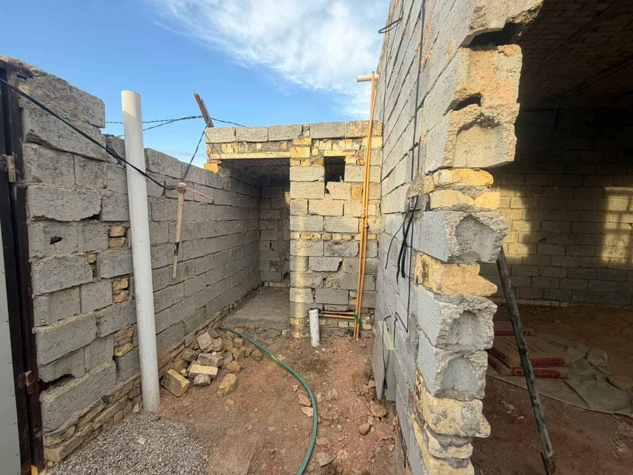 بيت للبيع  140 متر 
طابو زراعي سند 25 مداور بأسم المشتري  
يتكون صاله واستقبال ومطبخ وغرفة  وصحيات داخلية وخارجية العنوان خلف حي الحضاره البو جاسم مقابل مديرية المخدرات الجديده البيت  مشمول بالتطويب  ب٣٣ وبي مجال
الاستفسار أتصل  ***********+*********** واتساب او مراسلة الصفحة ***********
