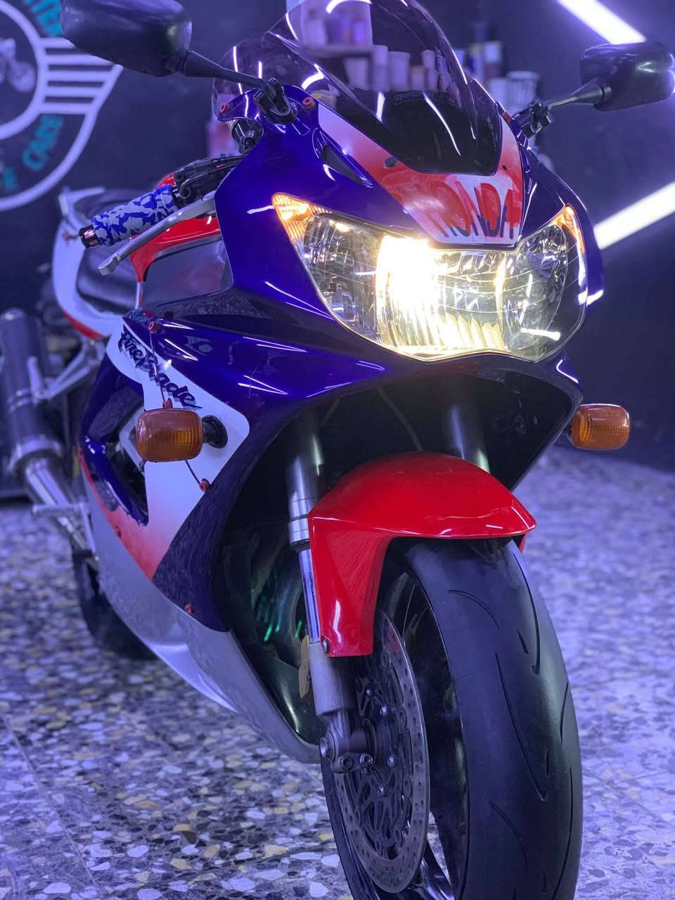 درجه سيبي ار 929 درجه جديده ماشيه 12 الف حقيقي بدون رقم بدون كمرك مكفوله كفاله عامه من كلاشي مكان بغداد شعب ***********
