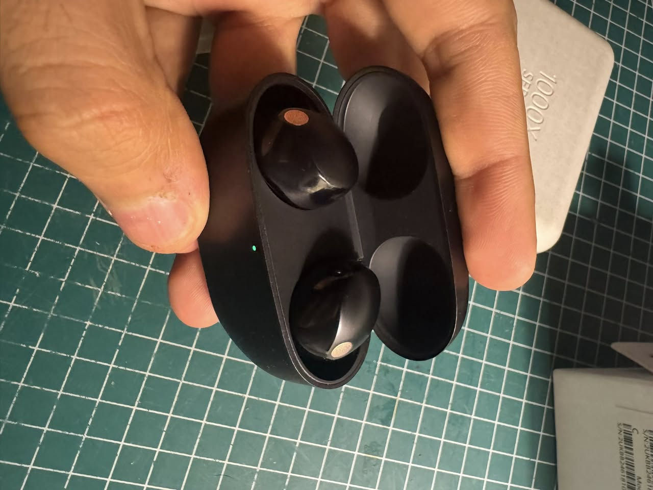 السلام عليكم للبيع سماعات سوني wf-1000xm5 احدث بودز سوني بالسوك.
السماعة نظيفة وادائهة قوي بالعزل وجودة الصوت 
لكن بيهة خدوش بسيطة مثل موضح بالصورة 
ممأثرة ابداً ع الاداء 
السعر 215 الف 
وبيهة مجال 
للتواصل : مراسلة الخاص او  عن طريق الرقم ***********
