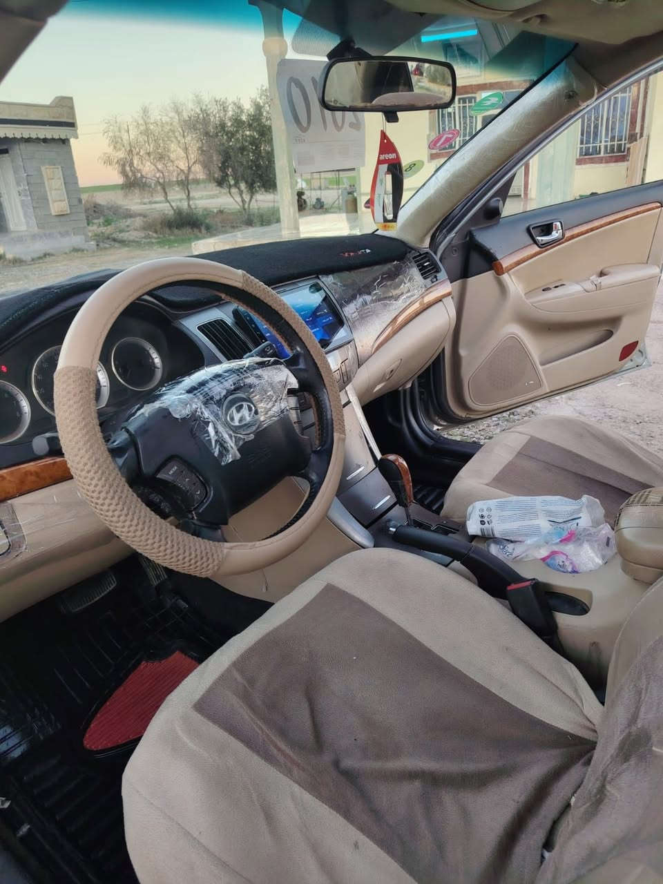 السلام عليكم
اقره ال منشور بعدين اتصل 
سوناتا موديل 2010
محرك 2400
شرط محرك گير صدر تايرات السيارة كلهه شرط 
بيهه رقم فقط بدون سنوية 
السيارة احلى من الصور 
السعر 50 وبيها مجال 
*********** اتصل
