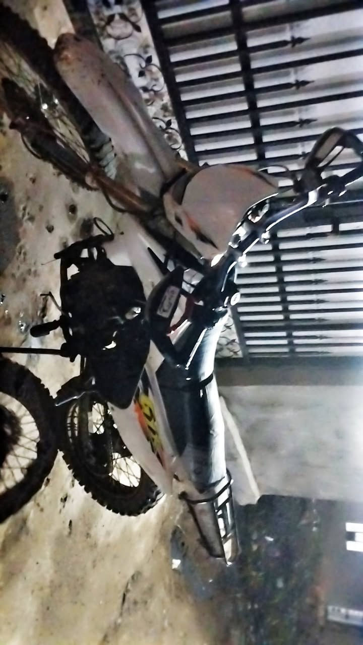 السلام عليكم موطور كاويار موديل ٢٠٢٣ ماطور محرك ٢٠٠ ما ناقصو شي شغل ومش السعر ٦٥٠ وبي مجال ويرهم مراوس حسب القناعه مكاني كياره رقمي ***********
