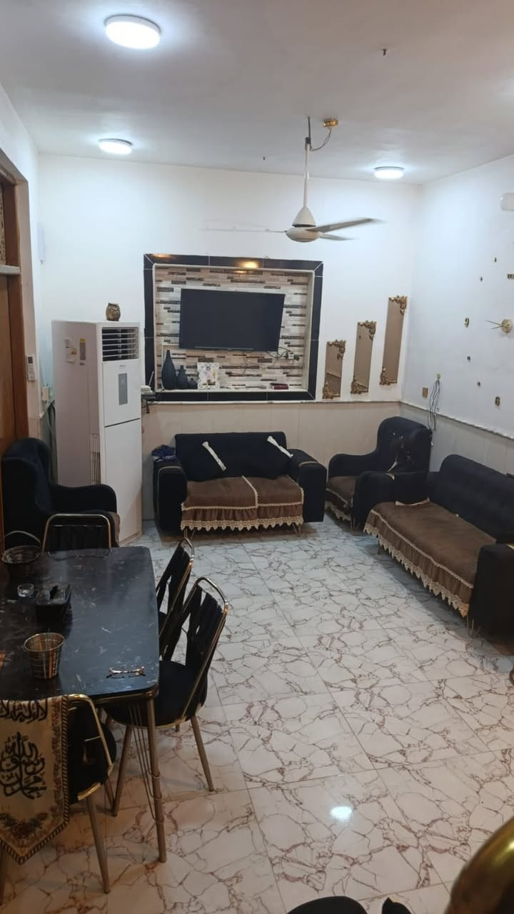 بيت ١٠٠ متر طابو زراعي
سند ٢٥ 
واجهه ٧ ونص نزال ١٣ ونص ( طابقين)
يحتوي الدار على غرفتين وصاله وكليدور ومطبخ 
و٢ صحيات داخليه وخارجيه 
الموقع/ نادر قراغول شارع الكبان فرع الصيدليه ***********
السعر 95 وقابل للتفاوض
