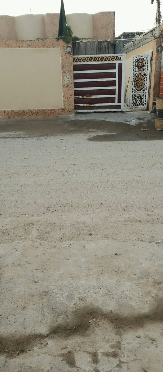 السلام عليكم
بيت للبيع /ناحية البراكية مشمول بالتطويب ومرقم من البلدية 🏠
🖊️المساحة 200م
🖍️عرض الواجهة 8امتار والنزال 25متر
البناء طابوق والاساس والسقف صب كونكريت .
- يحتوي البيت على مطبخ  وصالة واستقبال وغرفتين وصحيات داخية وخارجية ومناور عدد 2 
-گراج 
-حديقة🌺🌺💥
-  الشارع تبليط امام المنزل 7 م

🏡البيت جميل والجيران ذهب صافي 
العنوان ناحية البراكية:- شارع علگم الشبلي قريب على مدرسة آيات الرحمن الاهلية 
السعر 80 مليون قابل للتفاوض 🌹💫
رقم الهاتف ***********
